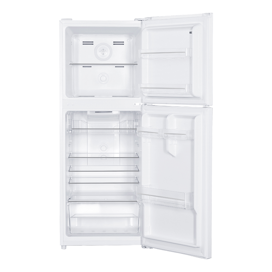 Un frigorífico blanco abierto con congelador superior y varias baldas de cristal.