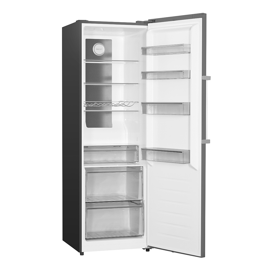 Un refrigerador abierto y oscuro con estantes y cajones blancos.