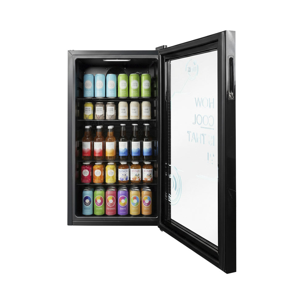 Mini-frigo aperto con lattine e bottiglie colorate sugli scaffali. Testo bianco sulla porta.