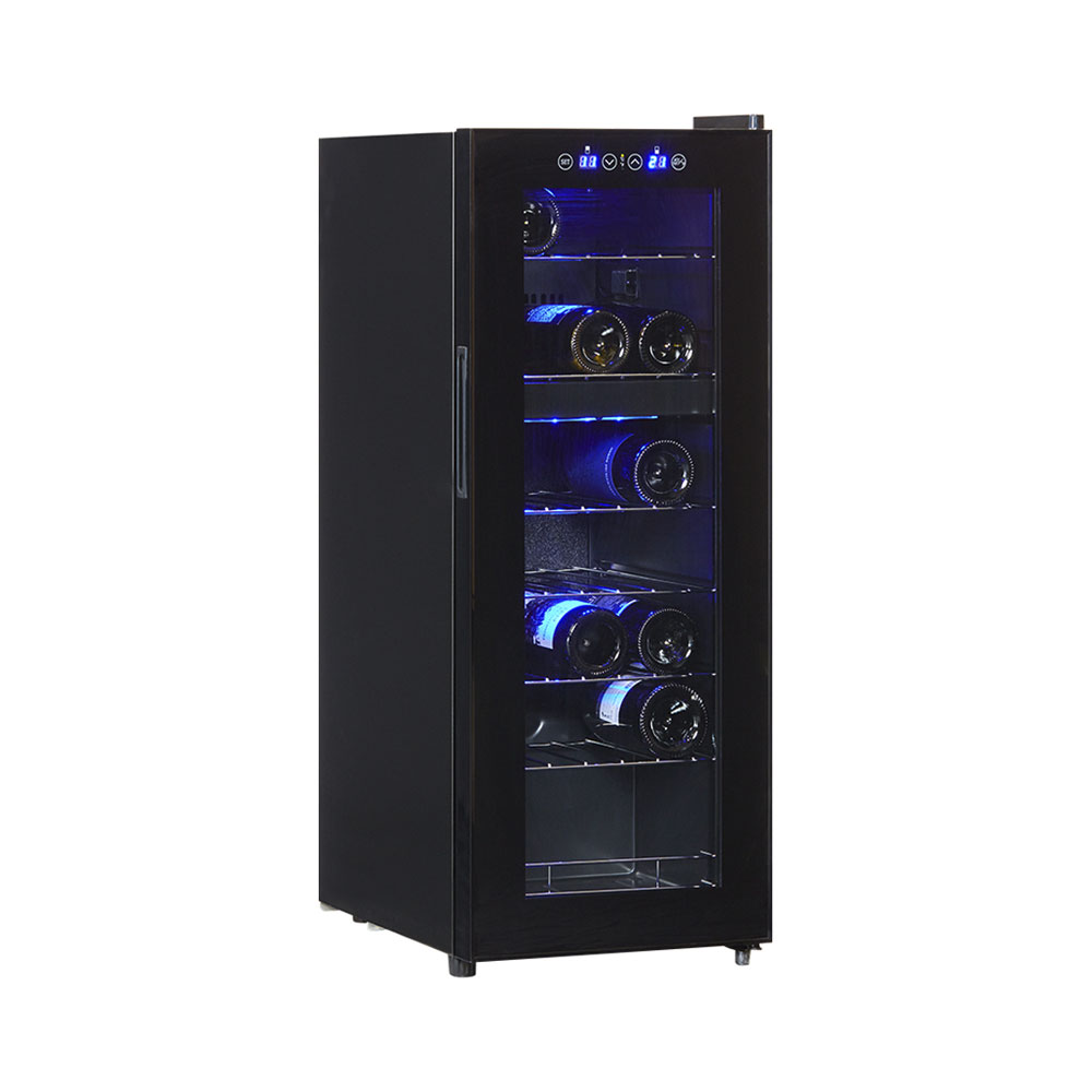 Un refrigeratore per vino nero con sei bottiglie, illuminato da luce blu.