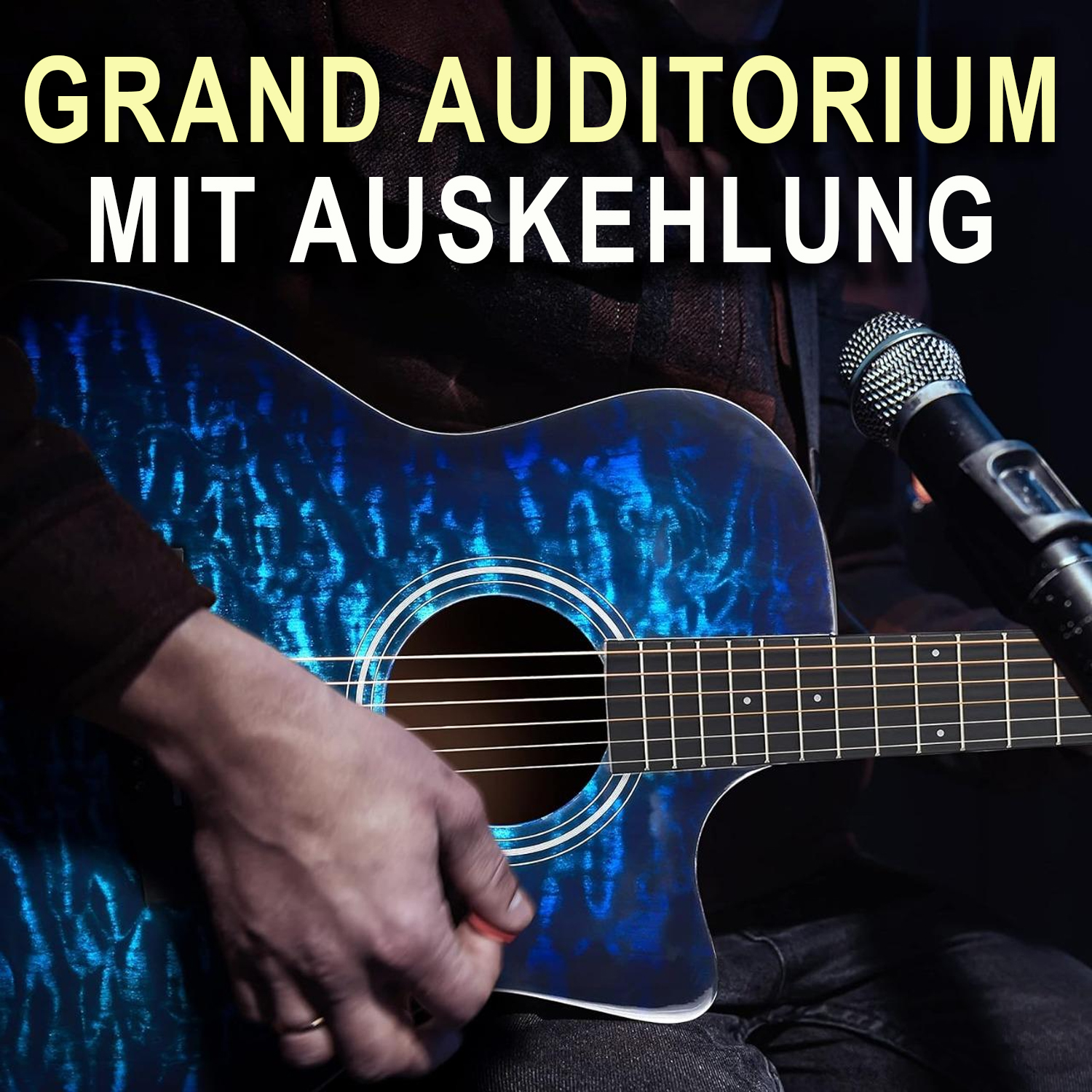Ein Mann spielt eine blaue Gitarre vor einem Mikrofon.