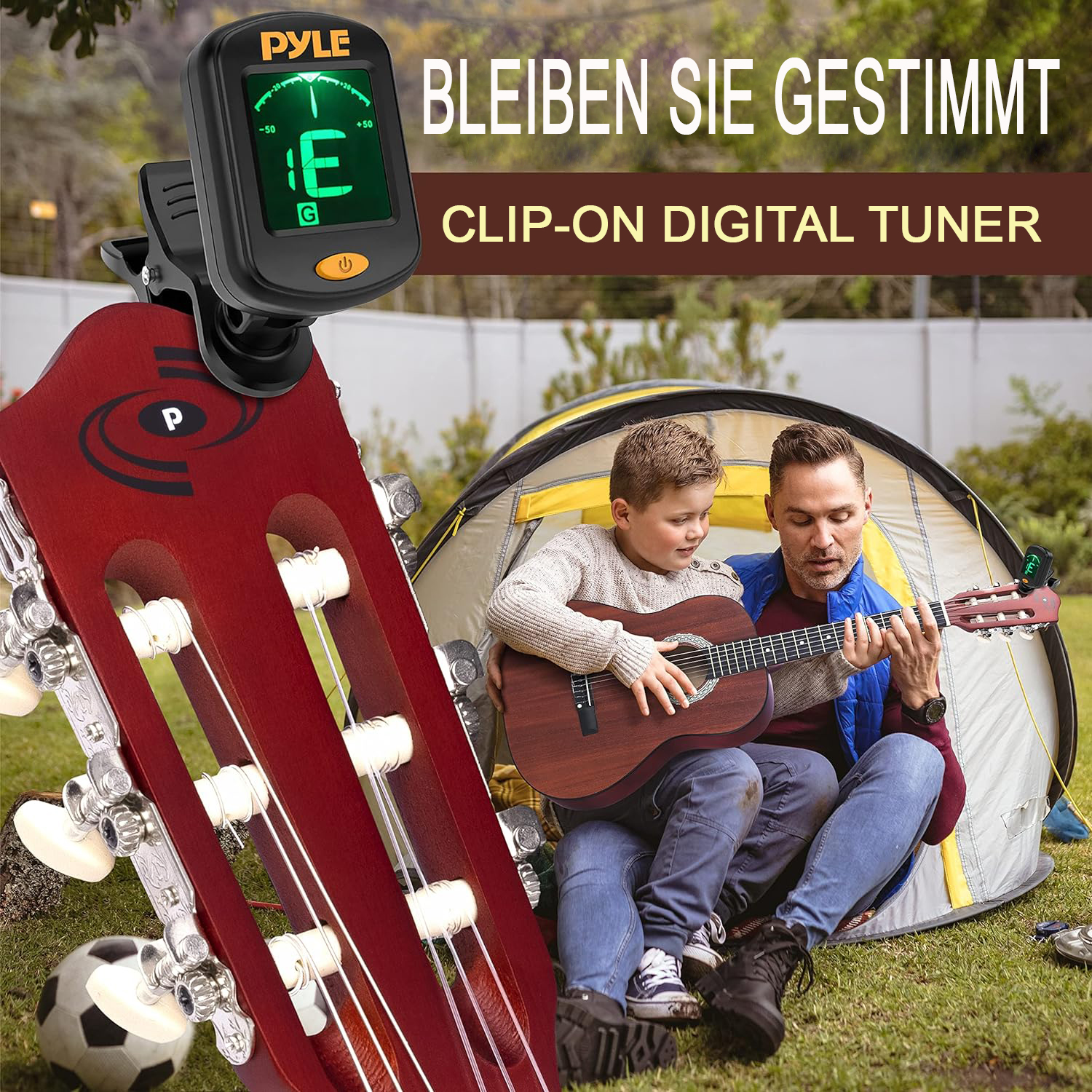 Ein Mann und ein Junge stimmen Gitarren, ein Tuner ist auf einer Gitarre.