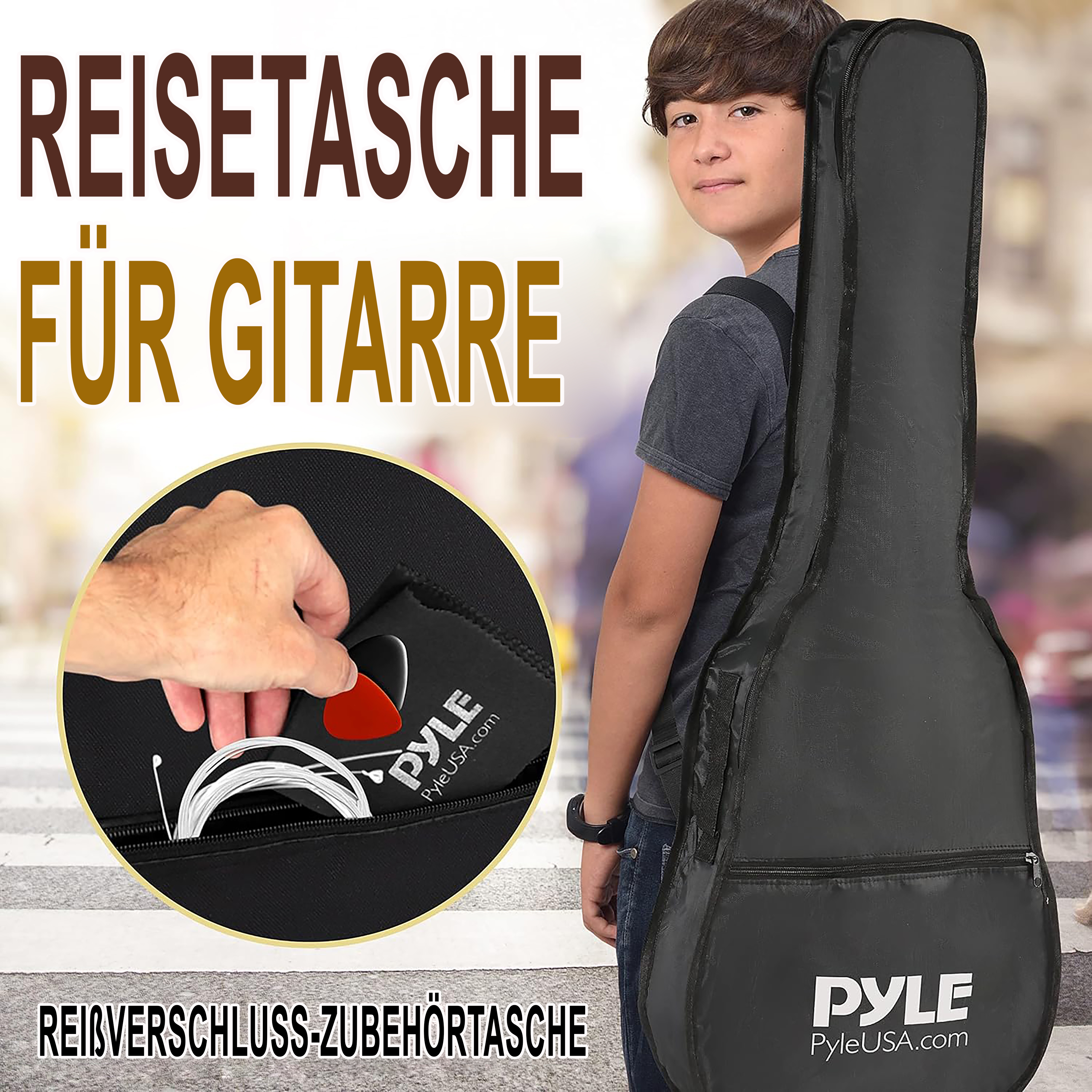 Ein Junge trägt eine schwarze Gitarrentasche mit Zubehörtasche.