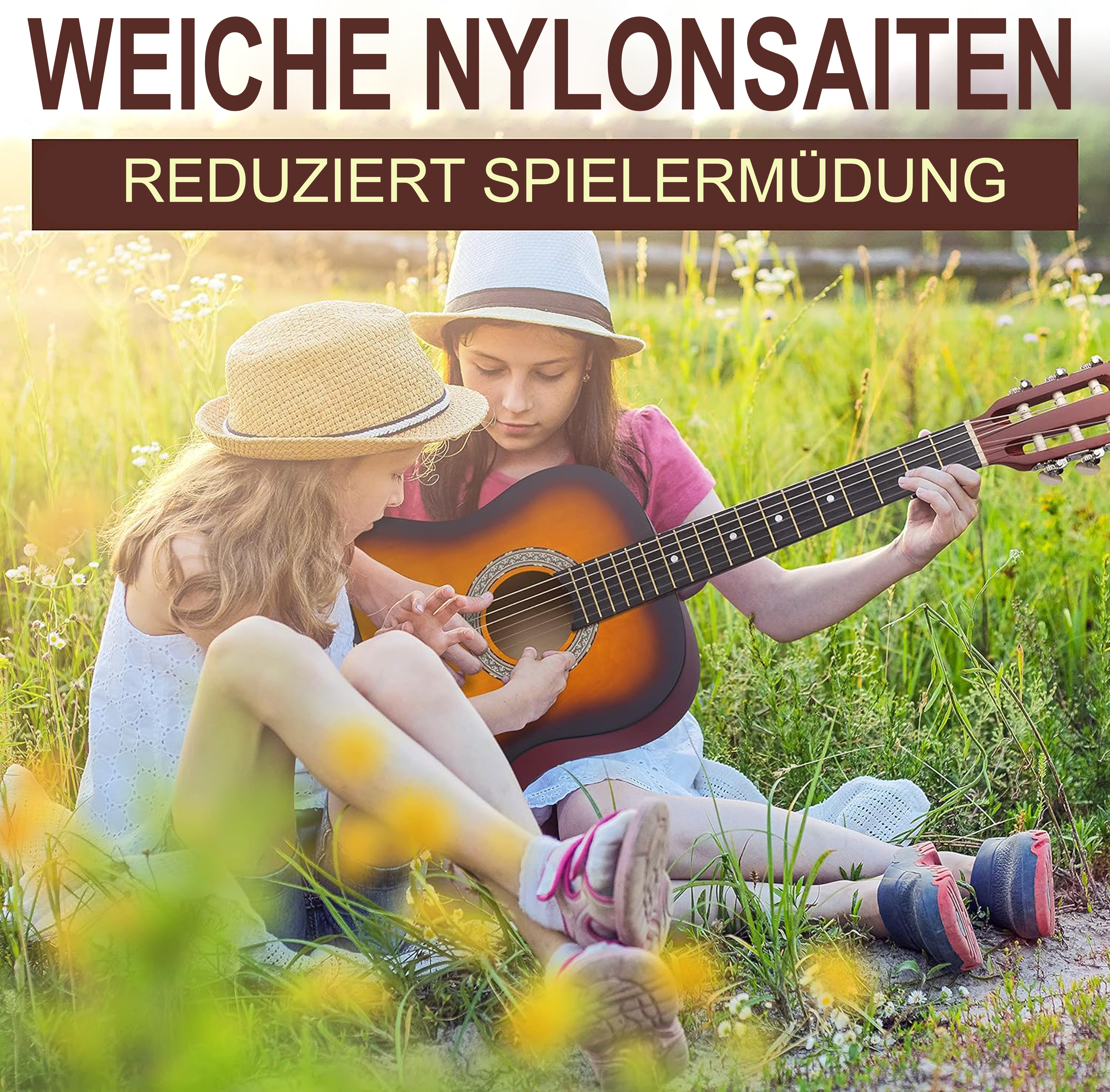 Zwei Mädchen mit Hüten spielen Gitarre im Gras.