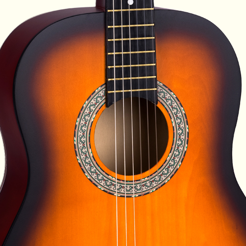 Nahaufnahme einer Akustikgitarre mit&nbsp;&nbsp;Sonnenuntergangs-Finish,&nbsp;&nbsp; Saiten&nbsp;&nbsp;und&nbsp;&nbsp;Rosette.
