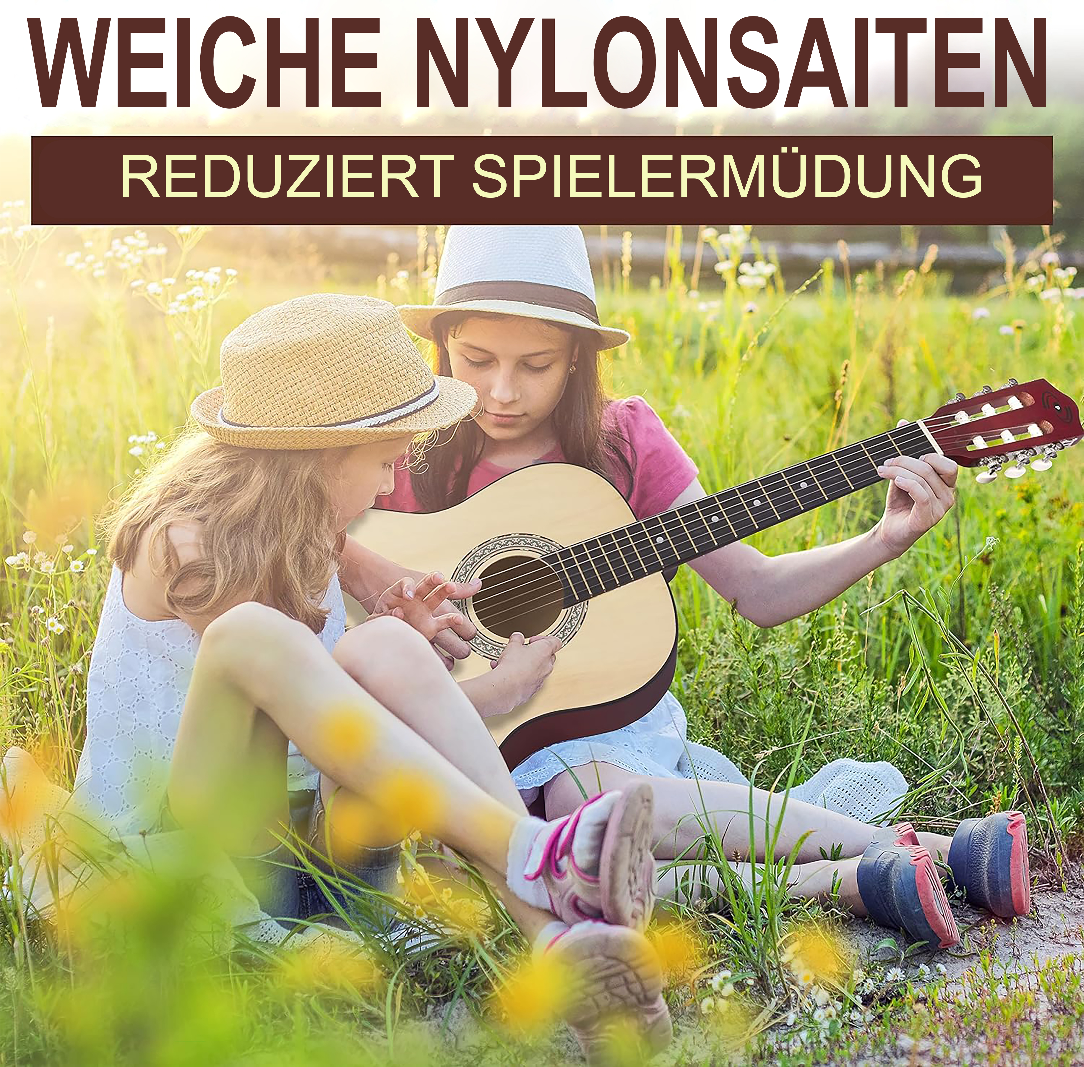 Zwei Mädchen sitzen im Gras und spielen Gitarre. Eines spielt, das andere hört zu.