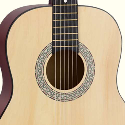 Nahaufnahme einer hellbraunen Akustikgitarre mit dunklem Schallloch und verzierten Ringen.