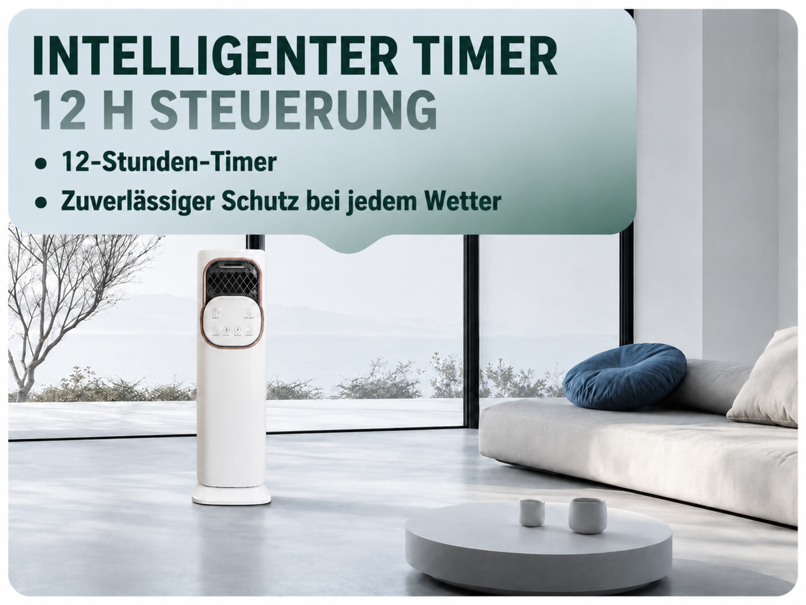 Ein weißer Turmventilator steht in einem modernen Wohnzimmer vor einem großen Fenster.