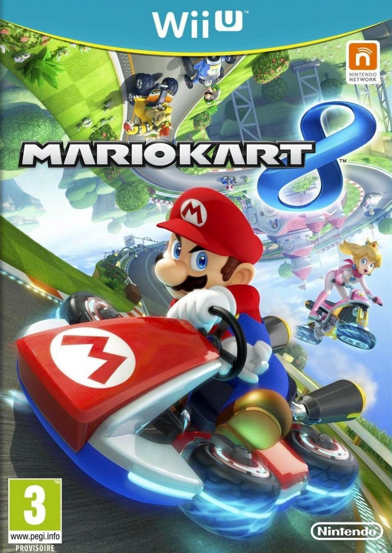 Mario guida un kart rosso con il numero 3 su un circuito. La principessa Peach corre dietro di lui.