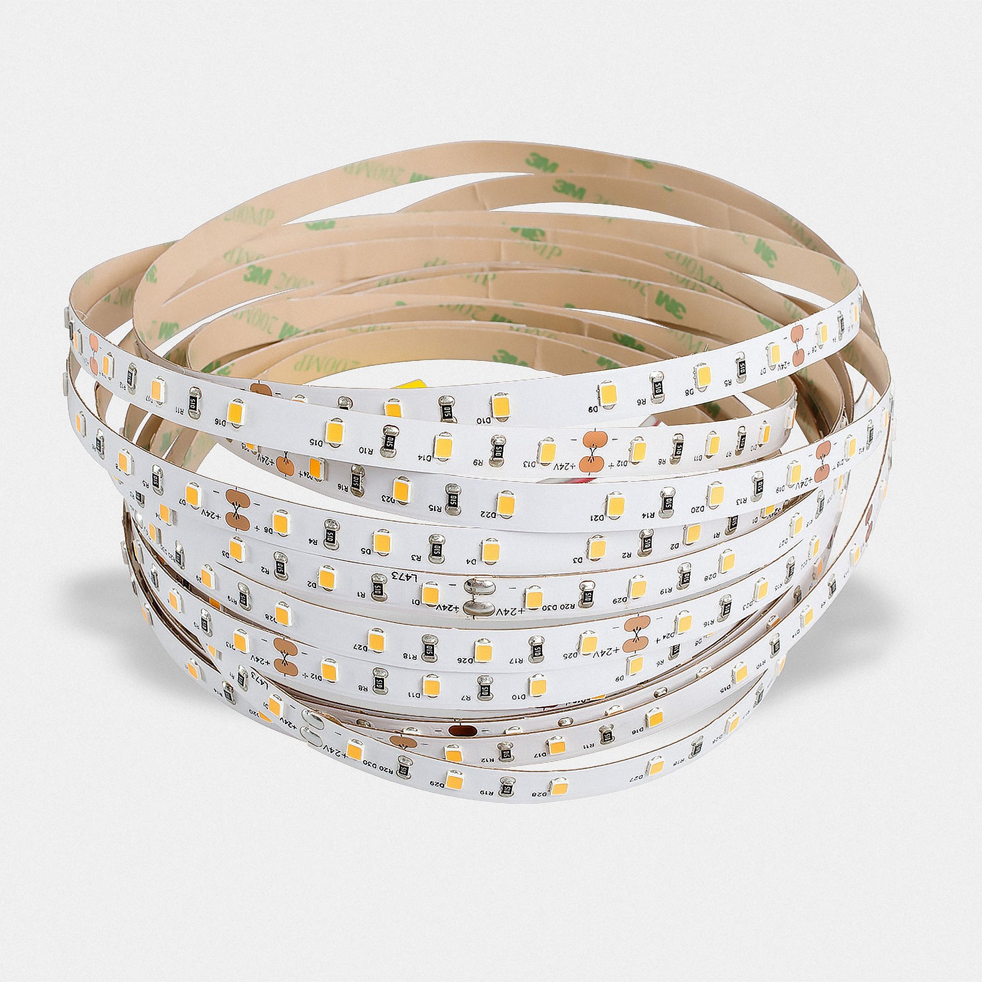 Eine aufgerollte LED-Lichtleiste mit Klebeband auf der Rückseite, auf weißem Hintergrund.