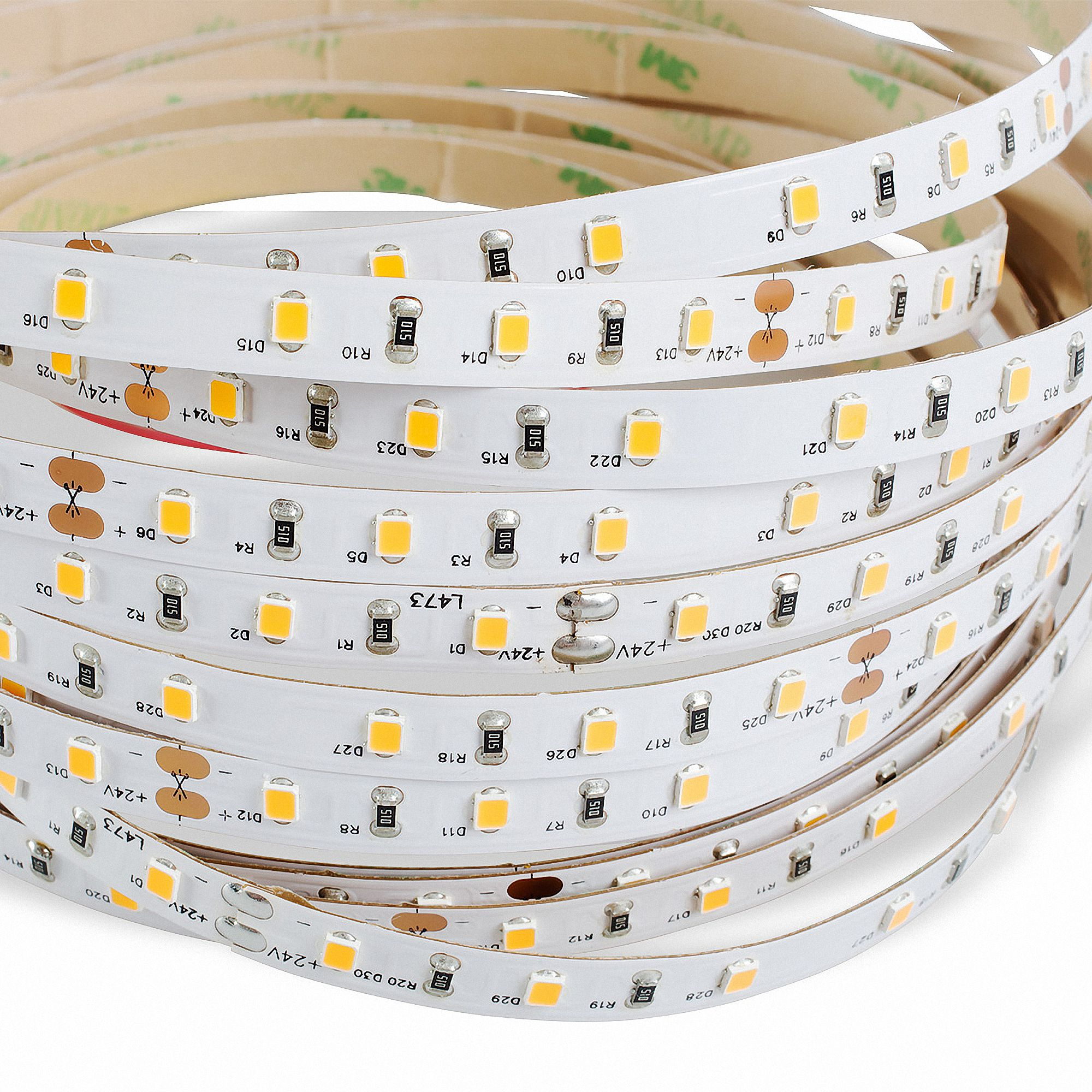 Eine Rolle aus weißen LED-Streifen mit Klebeband auf der Rückseite, mit sichtbaren LEDs und Beschriftungen.