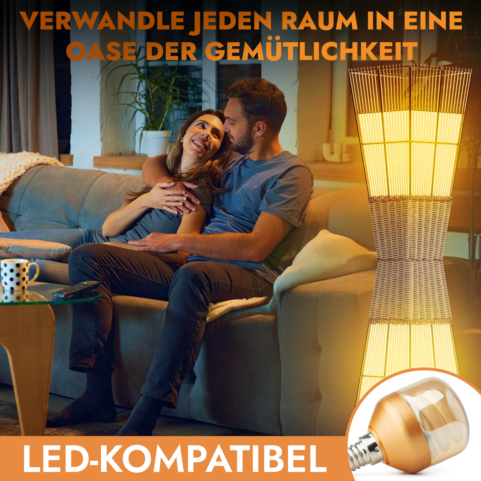 Ein Paar kuschelt auf dem Sofa, beleuchtet von einer Stehlampe.