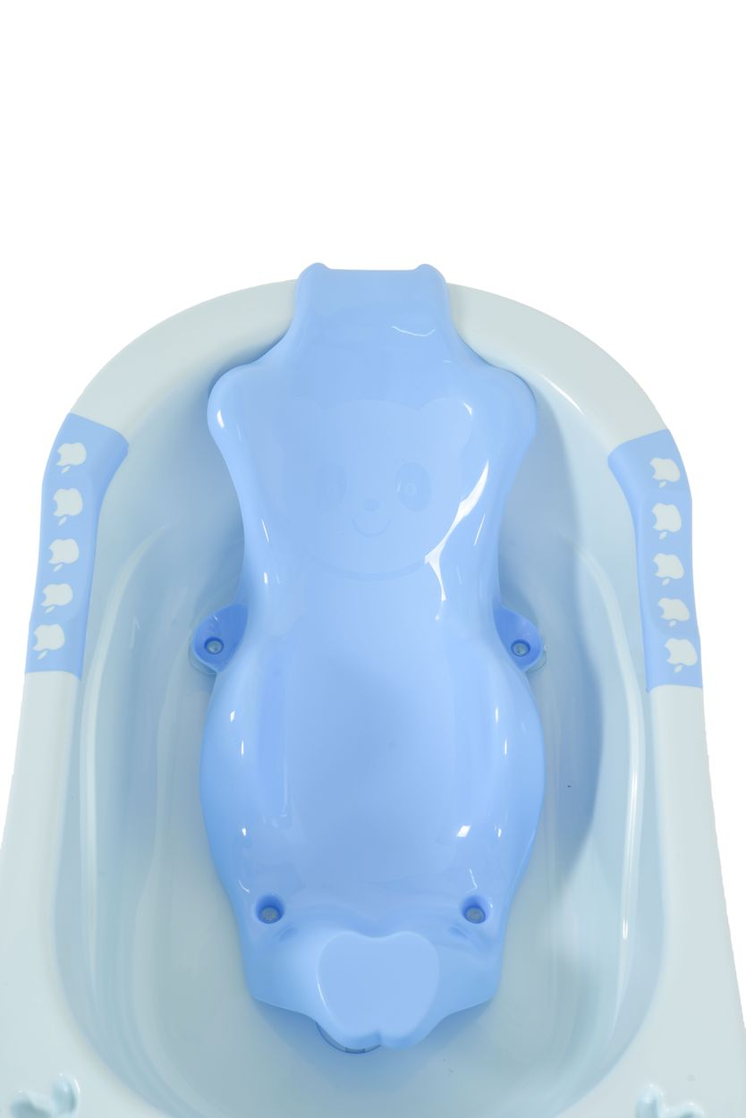 Hellblaue Baby-Badewanne mit Teddybär-förmiger Sitzhilfe.