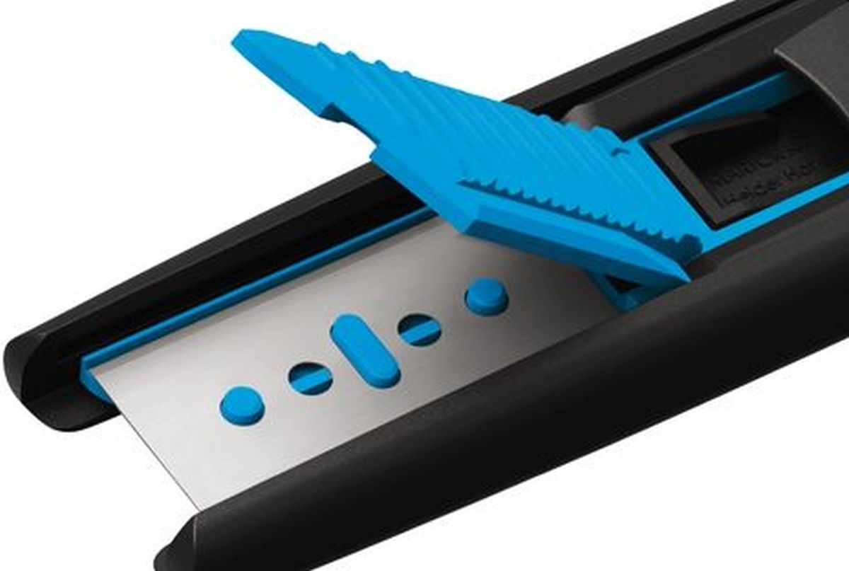 Ein schwarzer und blauer Klingenspender mit ausgefahrener Silberspitze.