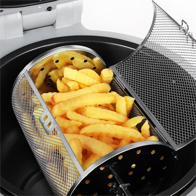 Frittierkorb mit goldenen Pommes Frites in einer Heißluftfritteuse.