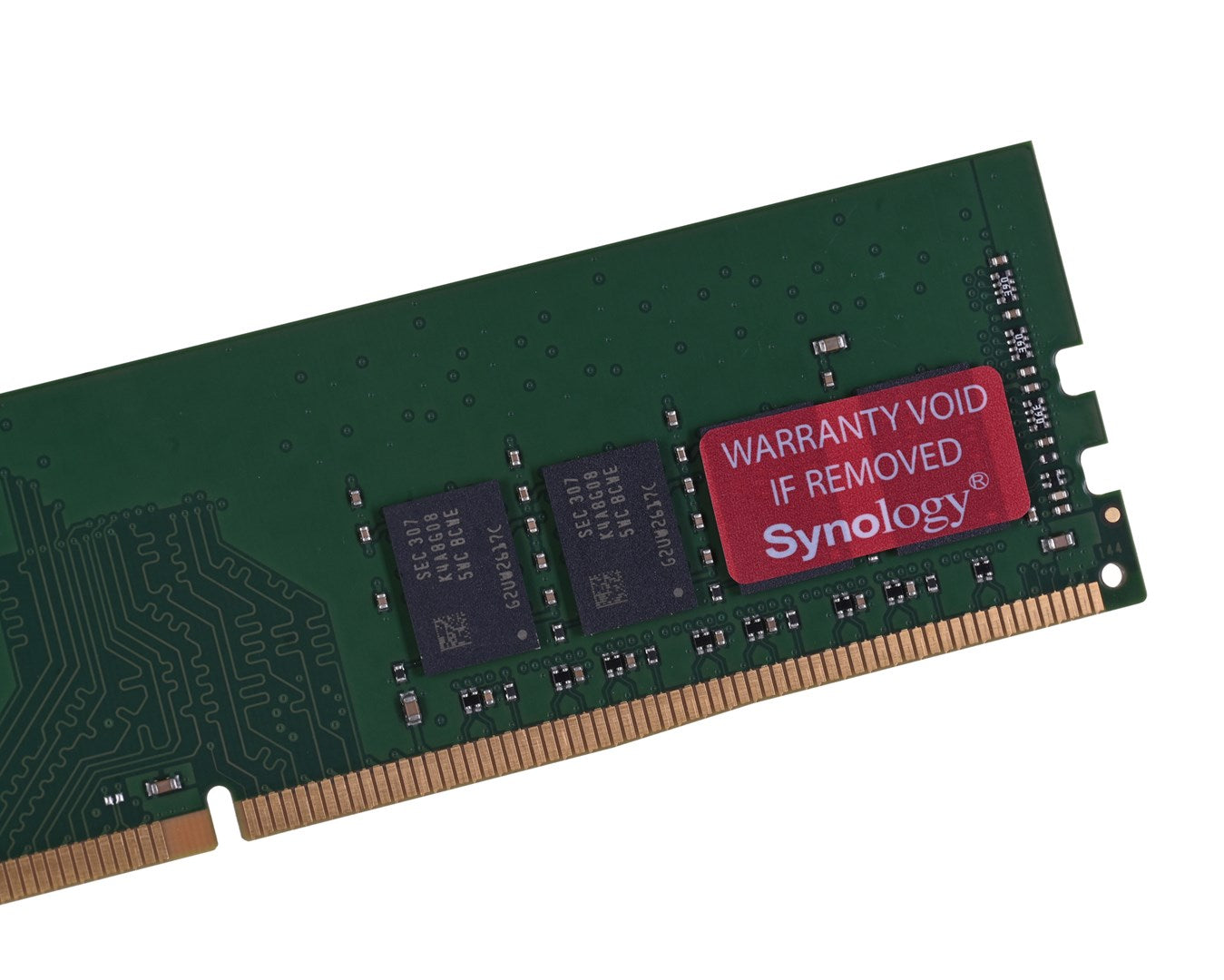 Placa de circuito verde con chips de memoria y pegatina roja de garantía Synology.