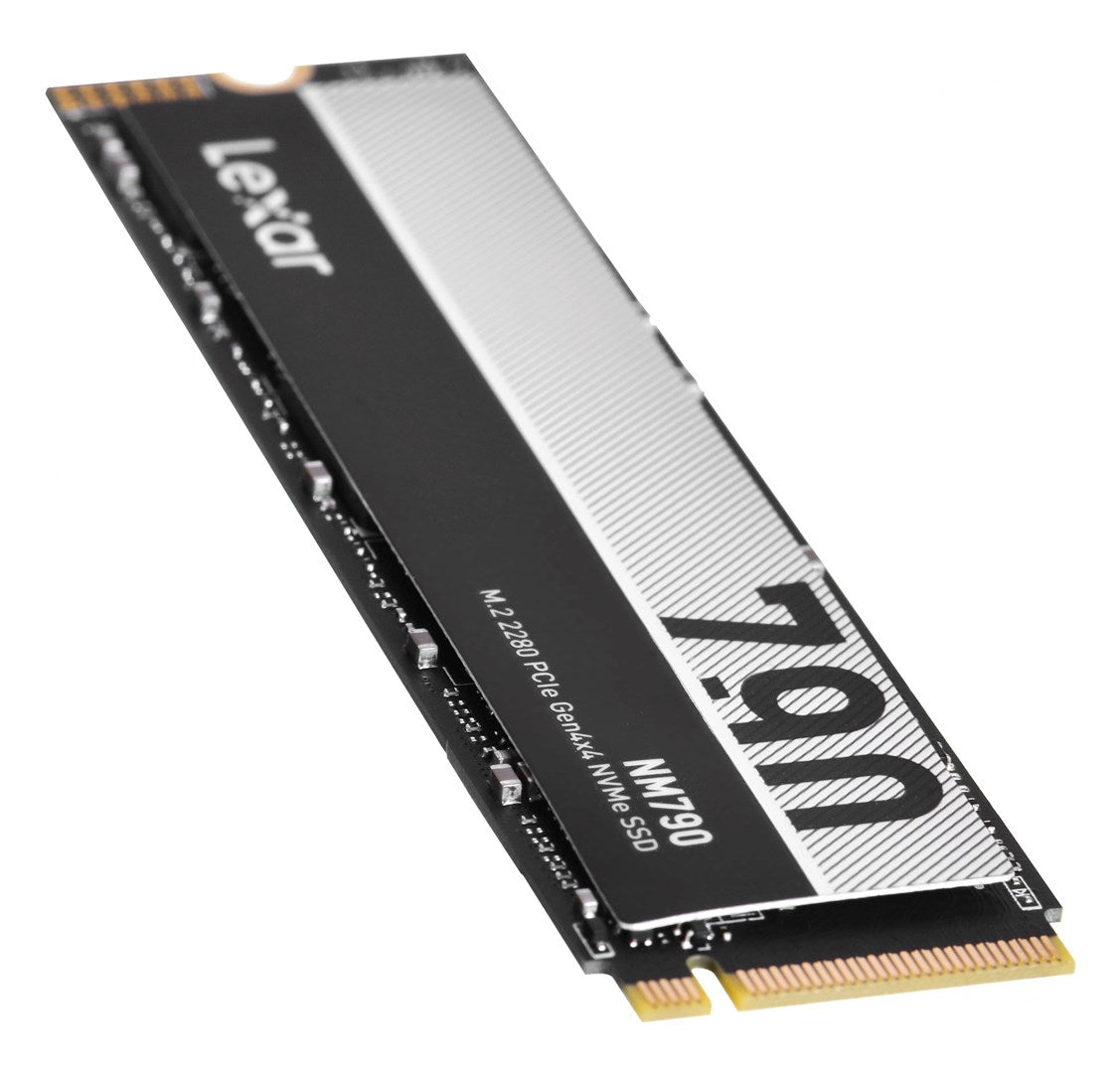 SSD Lexar NM790 M.2 NVMe con strisce argentate e custodia nera.