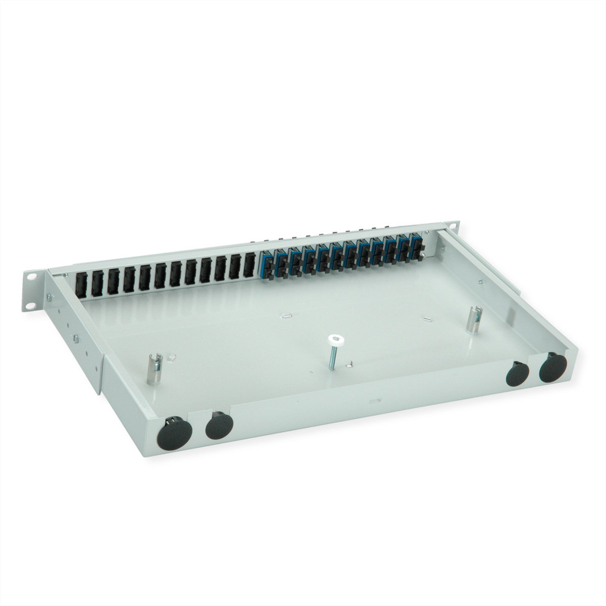 Ein graues Rackgehäuse mit vielen blauen und schwarzen Anschlüssen.