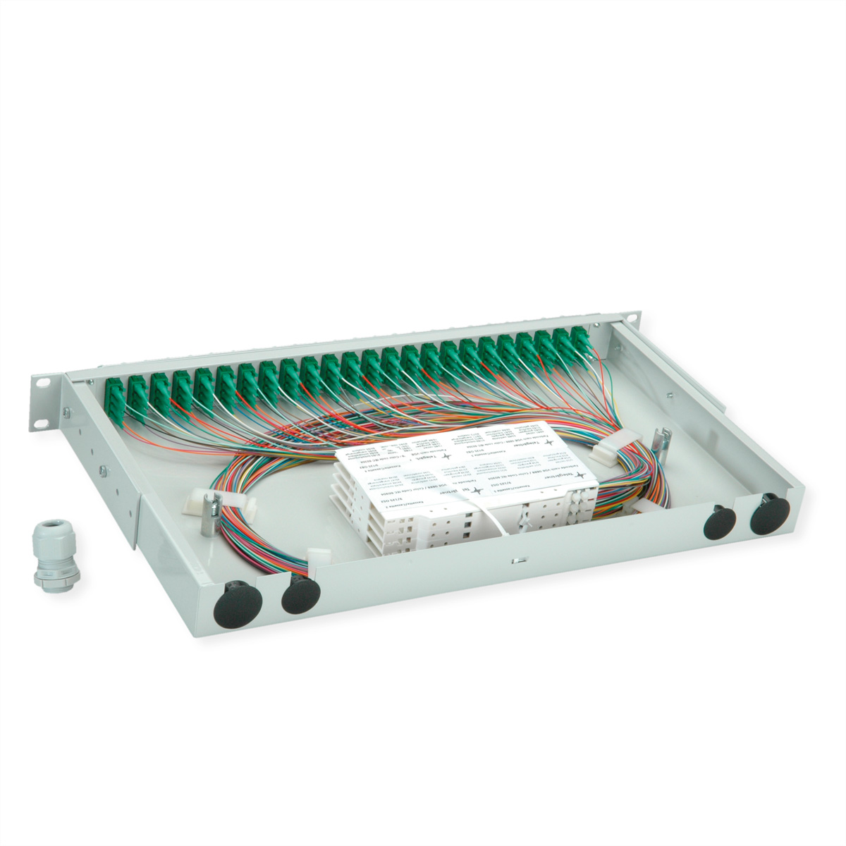 Eine Rack-montierte Glasfaser-Patchbox mit vielen grünen Steckern und bunten Kabeln.