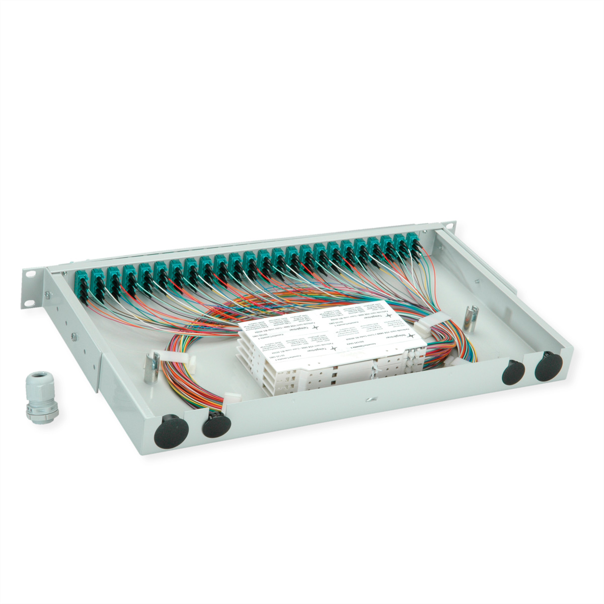 Ein weißes Rackgehäuse mit vielen Glasfaserkabeln und Anschlüssen, ein grauer Stecker daneben.