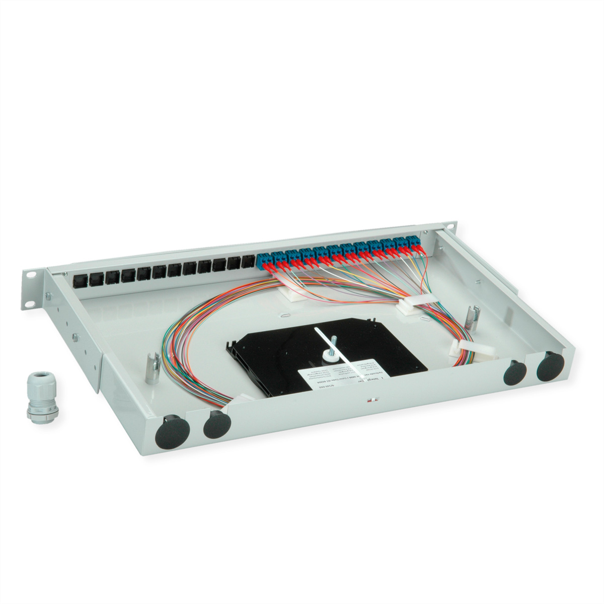 Ein offenes Rack-Gehäuse mit vielen bunten Glasfaserkabeln, die in blaue und rote Stecker gehen.