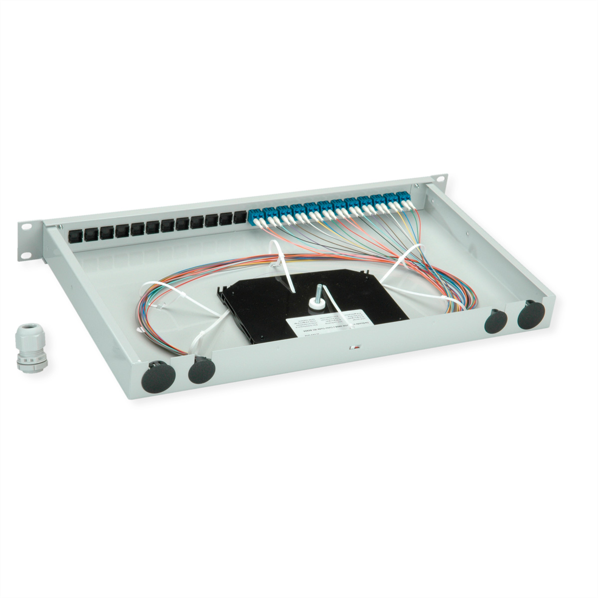 Ein offenes Rack-Gehäuse mit vielen bunten Glasfaserkabeln und blauen Steckern.