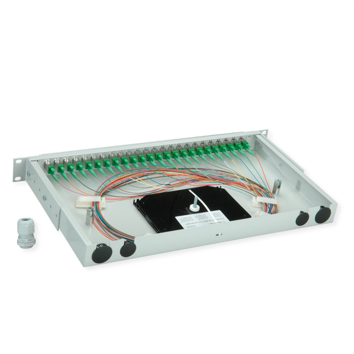 Ein offenes Glasfaser-Patchpanel mit vielen bunten Kabeln und grünen Steckern.