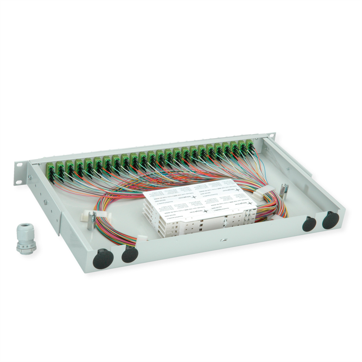 Ein offenes Rack-Gehäuse mit vielen farbigen Kabeln, die zu grünen Anschlüssen führen.
