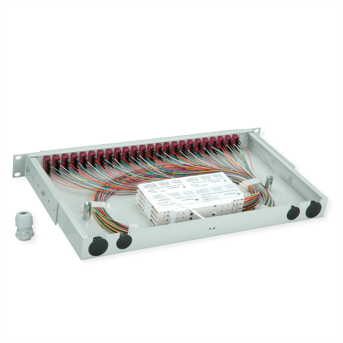 Ein offenes Rack-Gehäuse mit vielen bunten Glasfaserkabeln und roten Steckern.