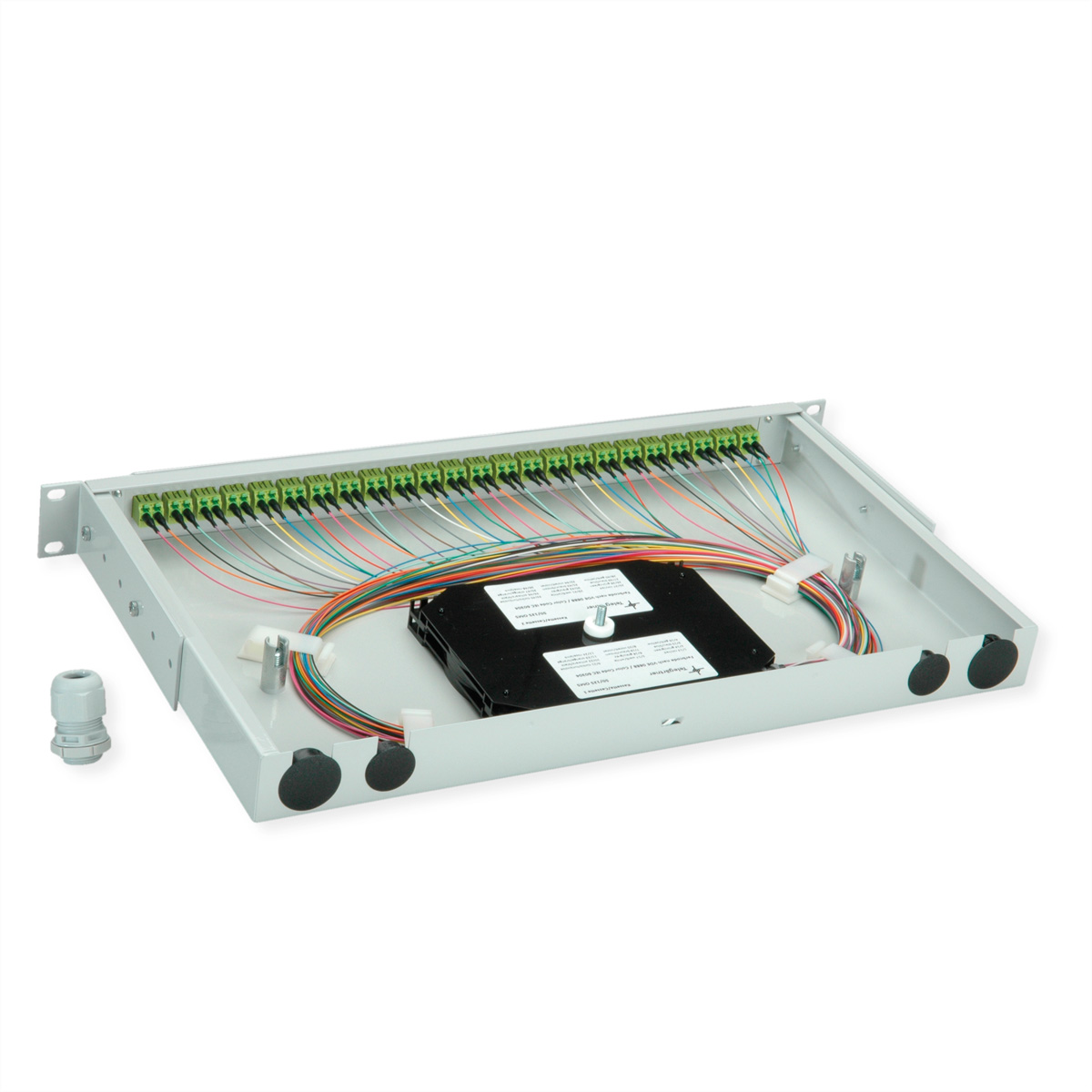 Offenes Glasfaser-Patchpanel mit bunten Kabeln, schwarzem Modul und grünen Steckern.
