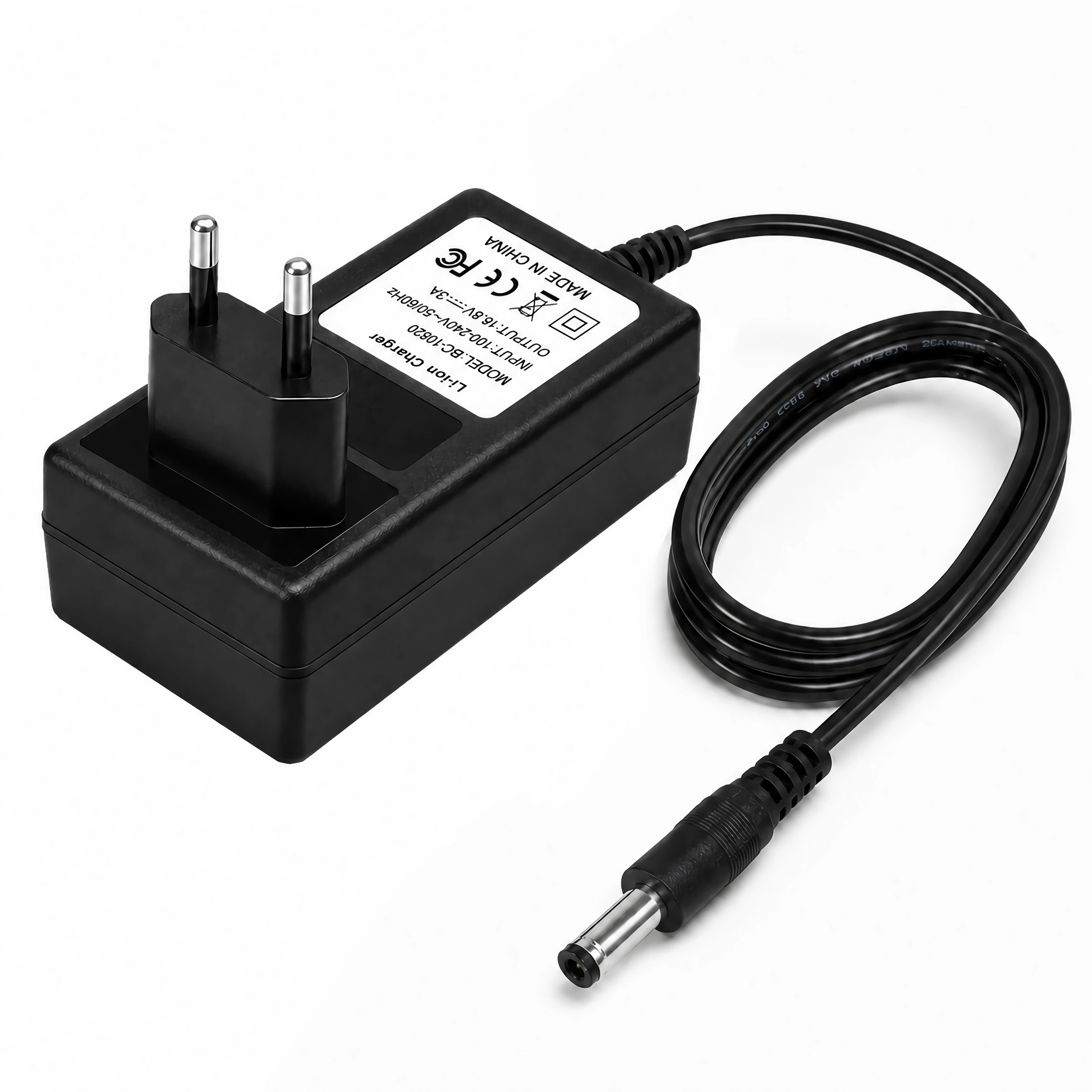 Schwarzes Netzteil mit zwei Stiften, Kabel und rundem Stecker. Aufschrift: Li-ion Charger.