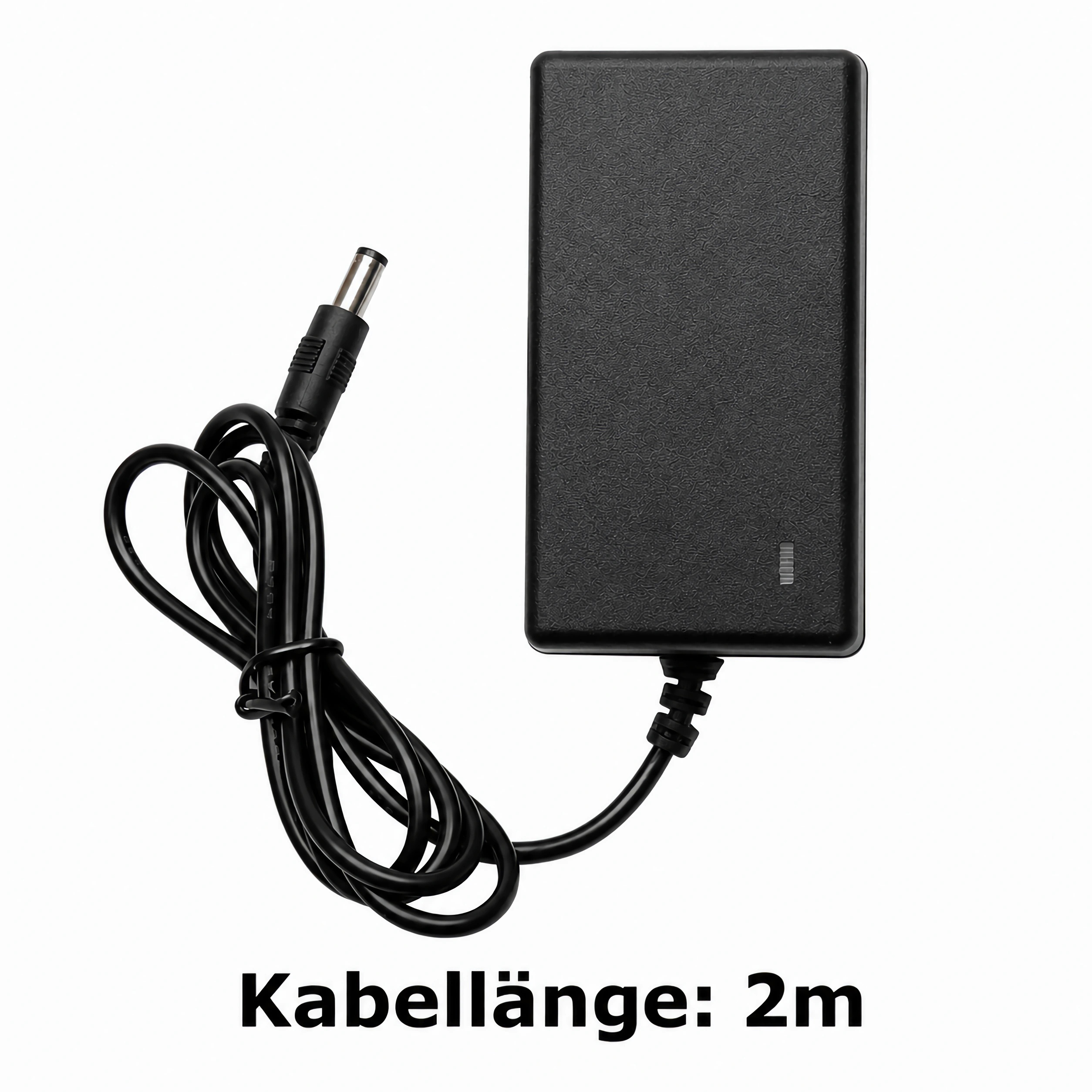 Schwarzes Netzteil mit abgewickeltem Kabel und Stecker. Kabellänge: 2m.