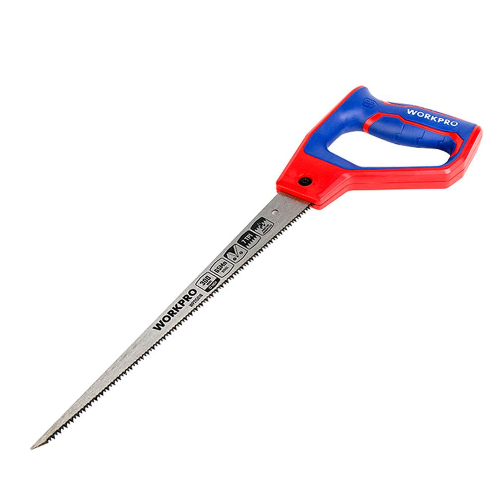 Uzun, tırtıklı metal bıçaklı kırmızı ve mavi bir WORKPRO el testeresi.
