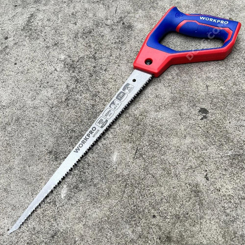 Kırmızı ve mavi saplı bir testere beton üzerinde duruyor.