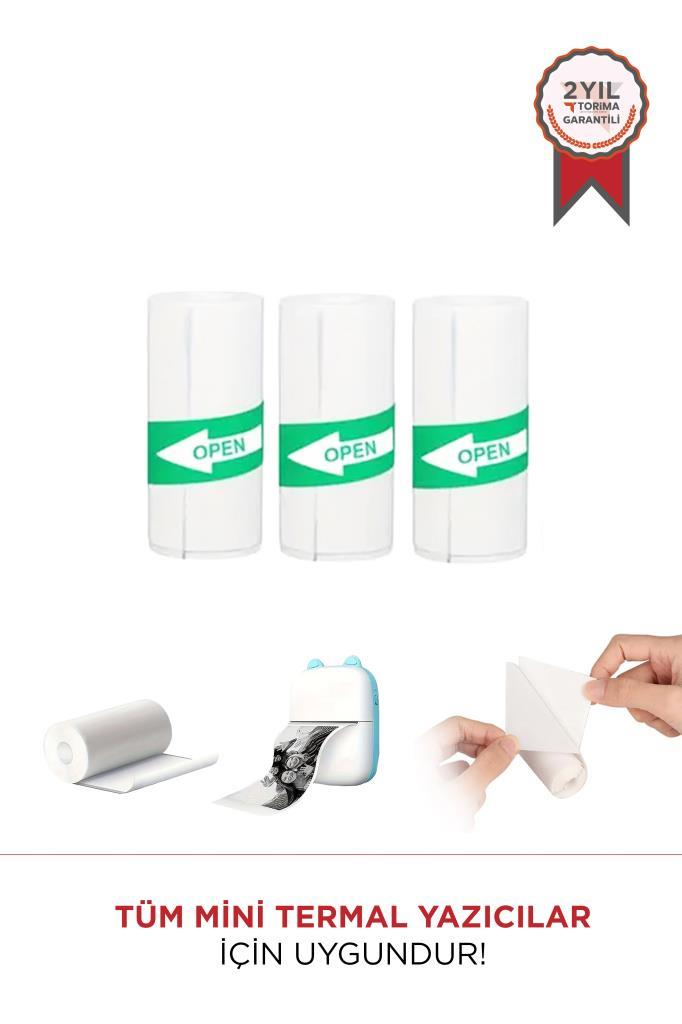 Yeşil "AÇIK" etiketli üç beyaz rulo, altta yazıcı, rulo ve eller.