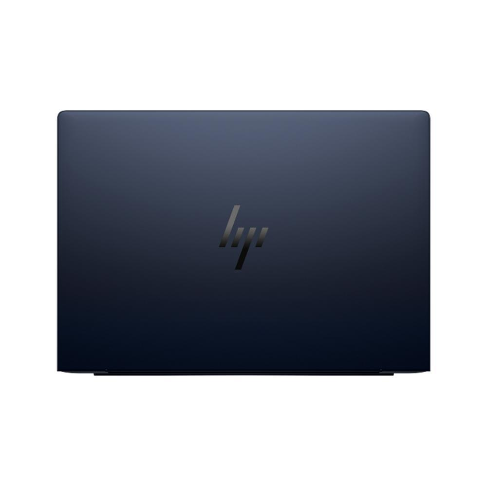 Kapakta gümüş logo bulunan lacivert HP dizüstü bilgisayar.