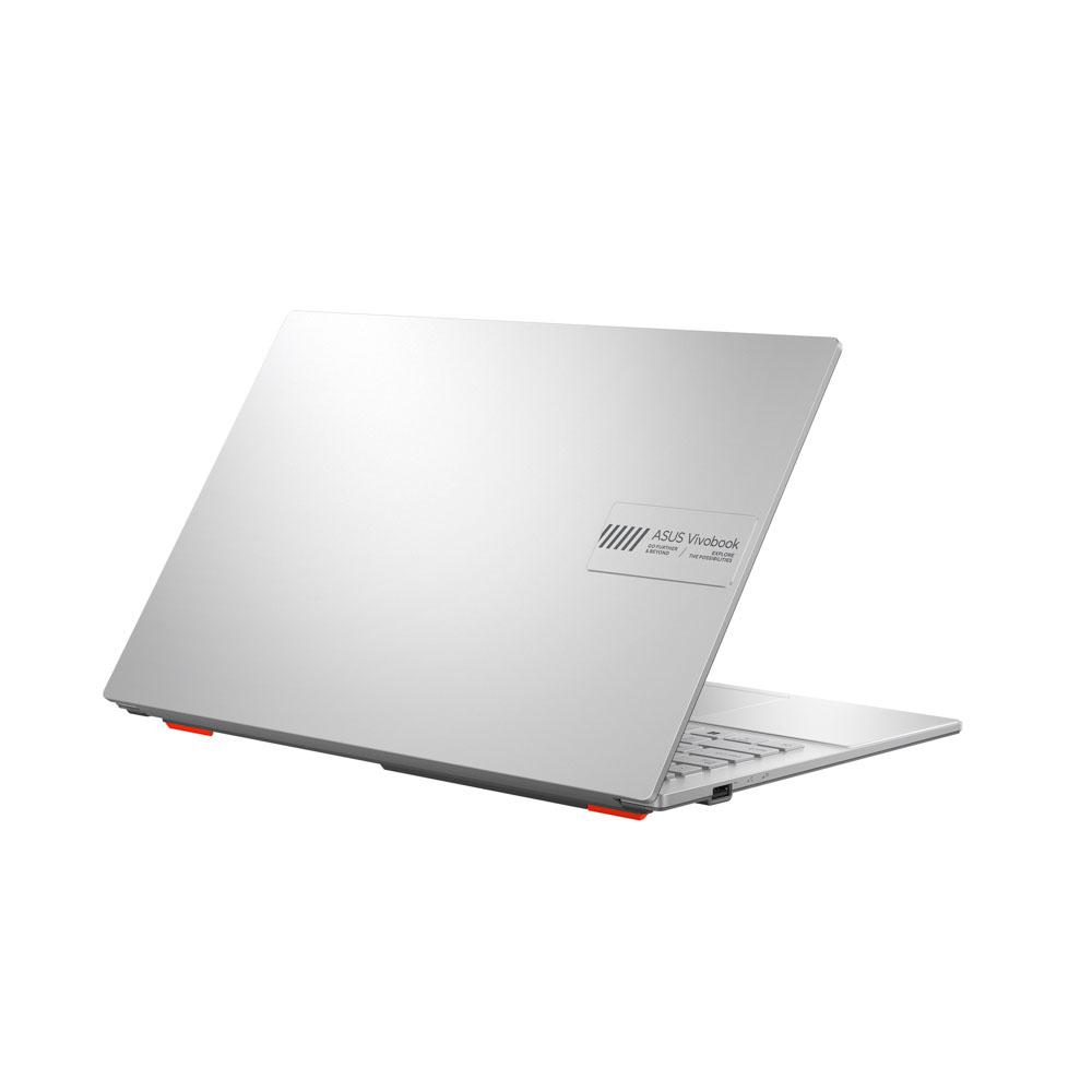 Gümüş rengi Asus Vivobook dizüstü bilgisayar açık ve hafif açılı gösteriliyor.