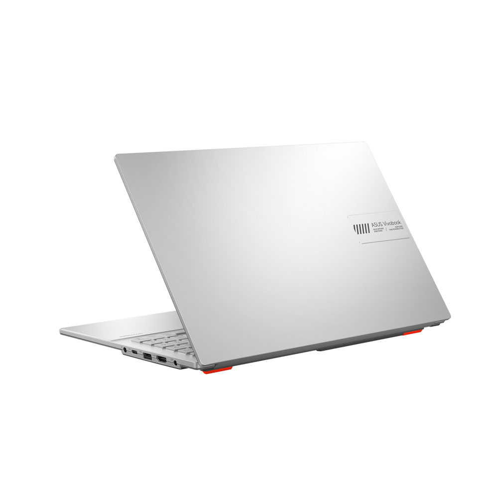 Gümüş renkli ASUS Vivobook dizüstü bilgisayar açık, klavyesi ve portları görünüyor.