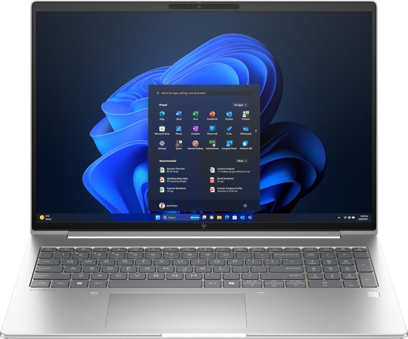 Windows 11 başlangıç menüsünü gösteren açık ekranlı gümüş rengi bir dizüstü bilgisayar.