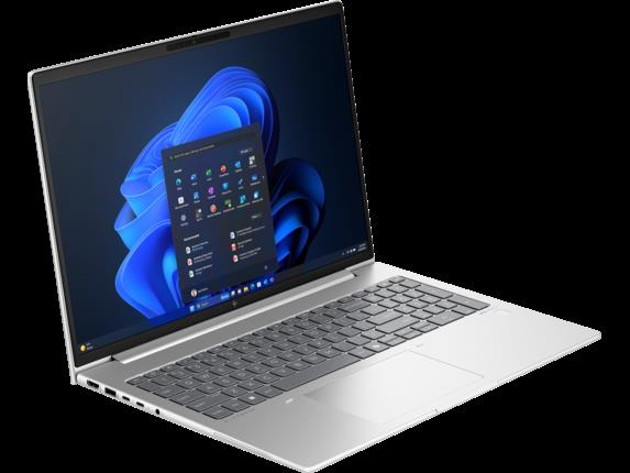 Windows 11 başlangıç menüsünü gösteren açık ekranlı gümüş rengi bir dizüstü bilgisayar.