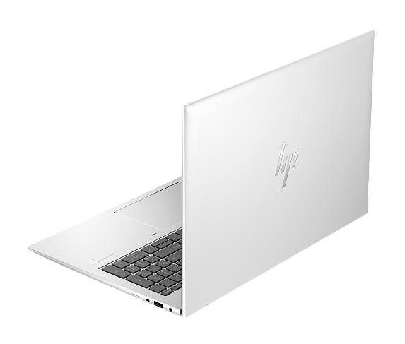 Klavyesi ve dokunmatik yüzeyi görünen gümüş renkli HP dizüstü bilgisayar, arkadan soldan.