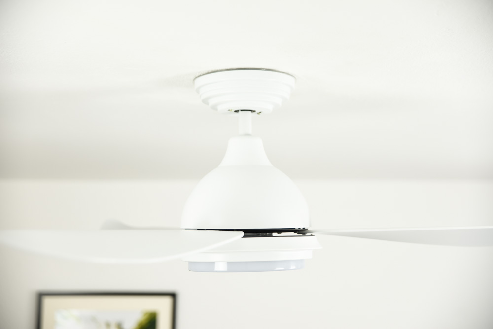 Ein moderner wei<br/>er Deckenventilator mit Lichtern.