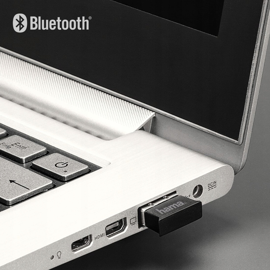 Ein Hama USB-Dongle steckt in einem Laptop neben HDMI und DCIN-Anschlüssen.