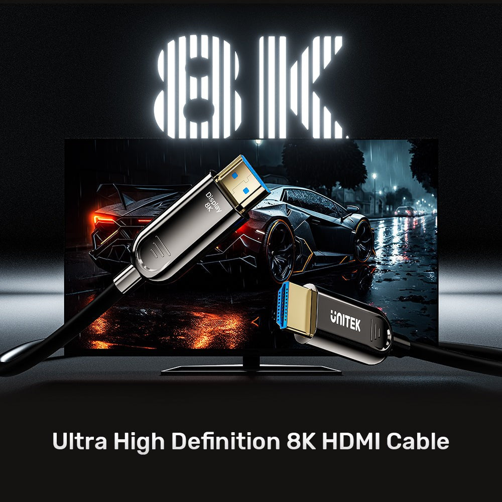 Kabel HDMI 8K przed ekranem z samochodem sportowym w deszczu.
