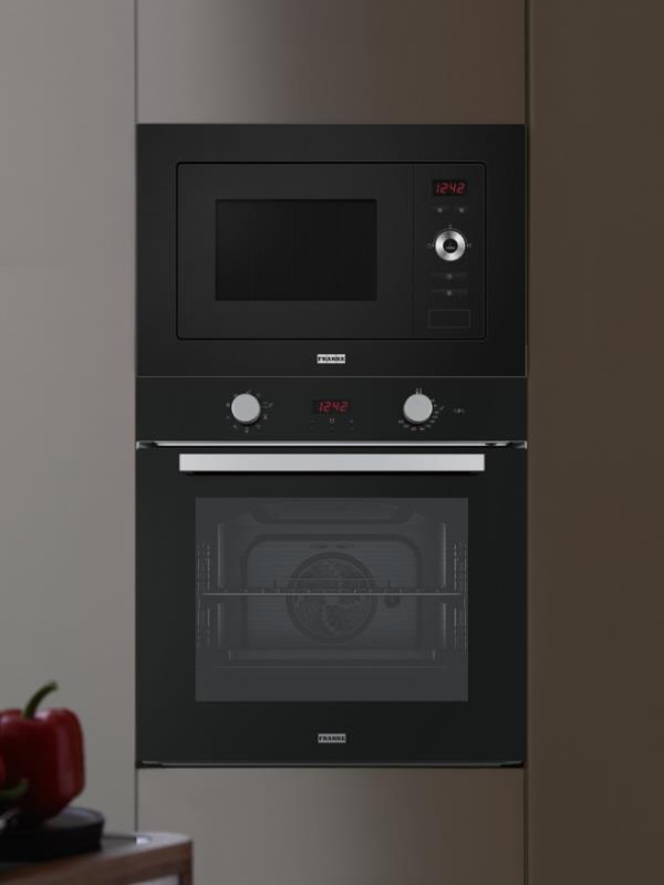 Forno e microonde da incasso neri sovrapposti, con display digitali.