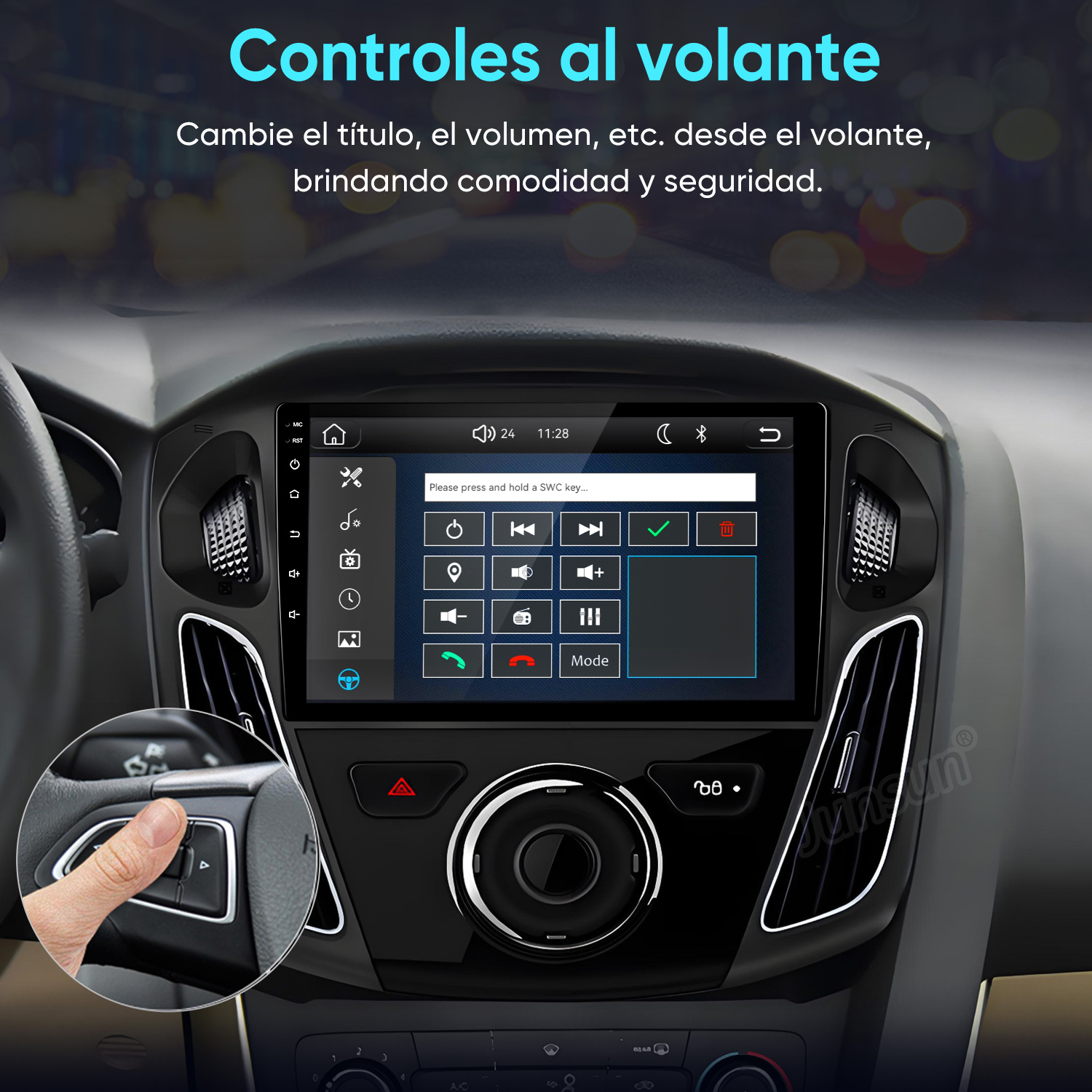 Un pulgar presiona un botón del volante de un auto, se muestra el sistema de infoentretenimiento.