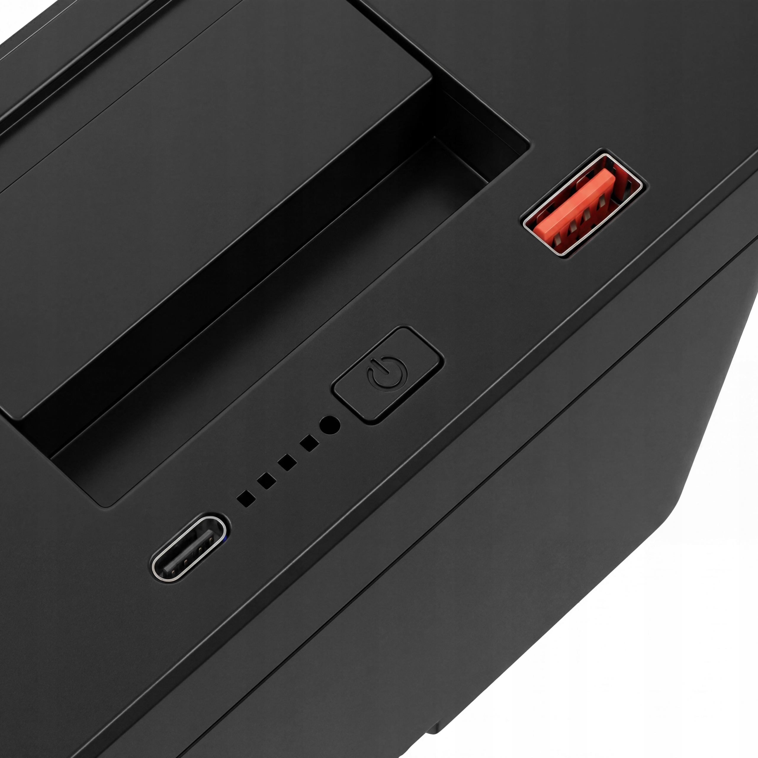 Czarna obudowa z portami USB-C, USB-A i przyciskiem zasilania.