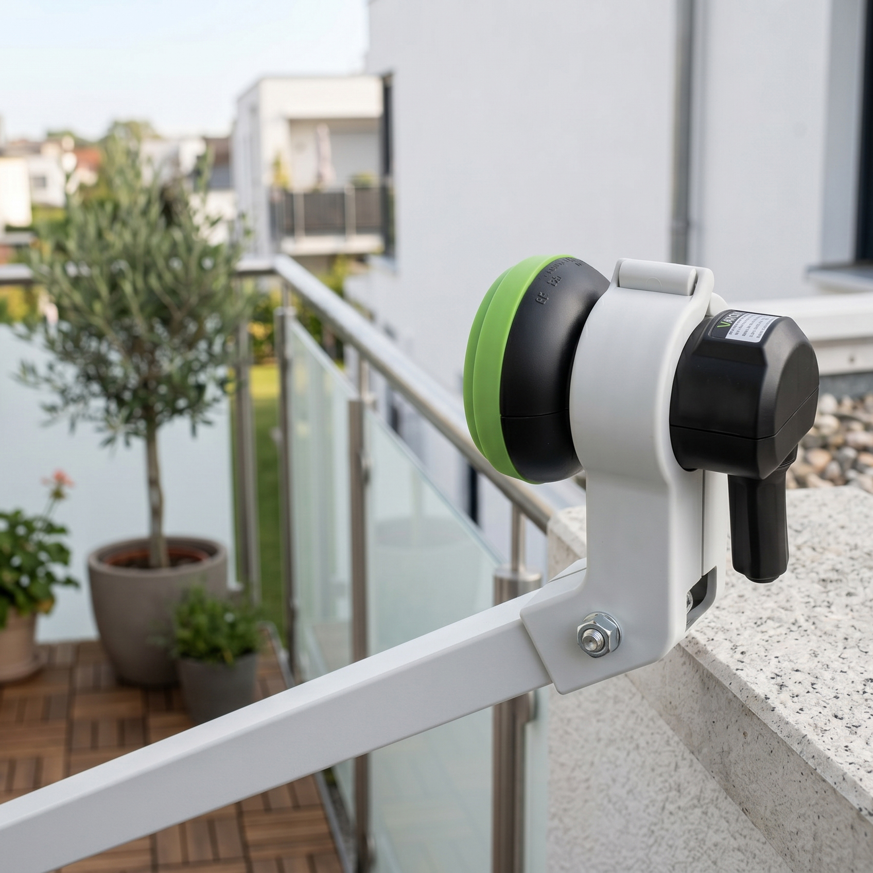 Satelliten-LNB mit grünem und schwarzem Gehäuse, montiert auf einem Balkongeländer.