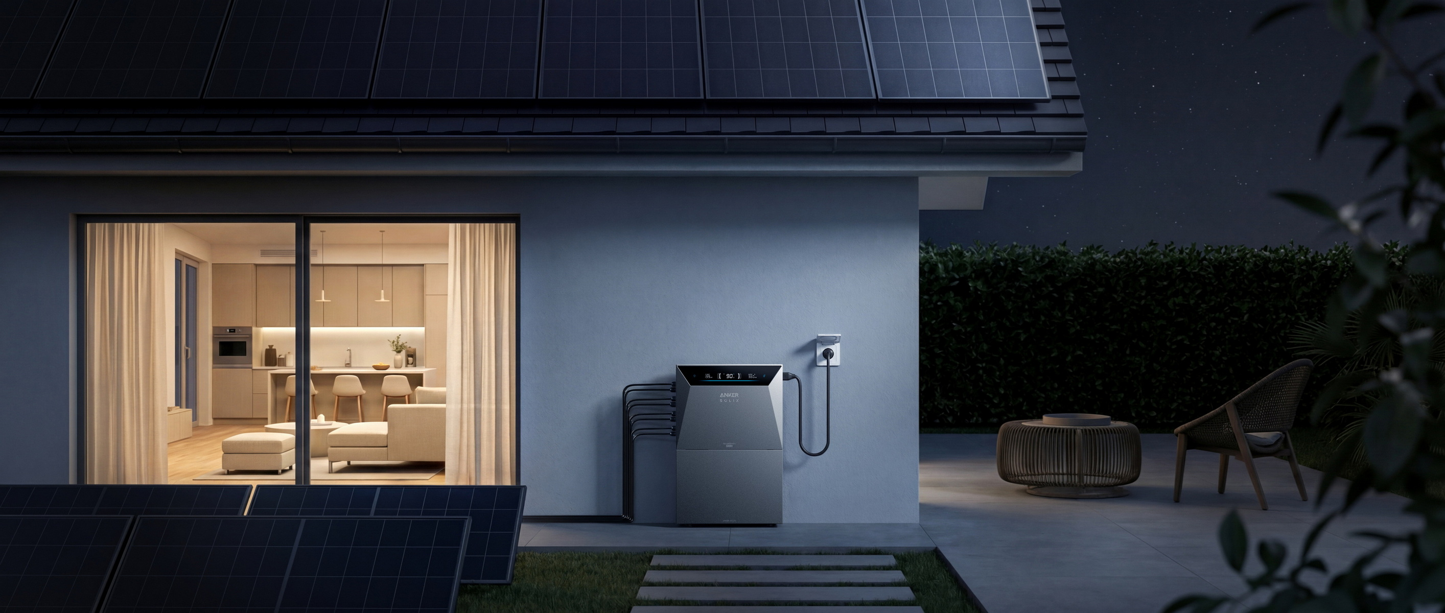 Paneles solares en el tejado de una casa y una unidad de almacenamiento de energía junto a la casa por la noche.