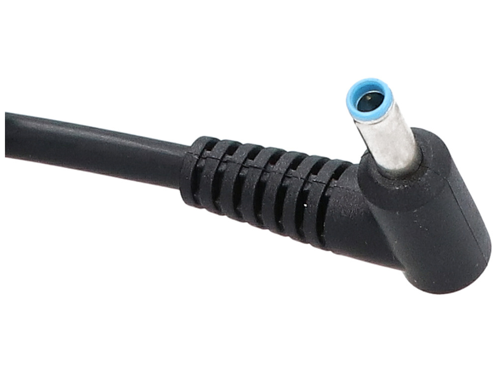 Czarny kabel z wtyczką kątową, niebieskim pierścieniem i srebrną końcówką.